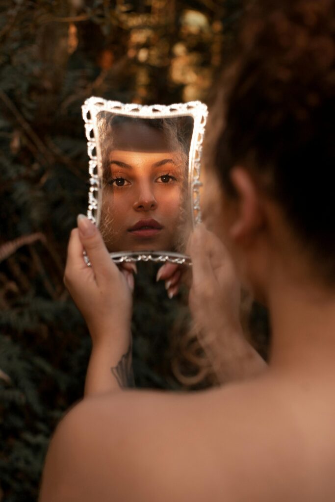 Monatshoroskop März: Eine Frau blickt in einen Spiegel