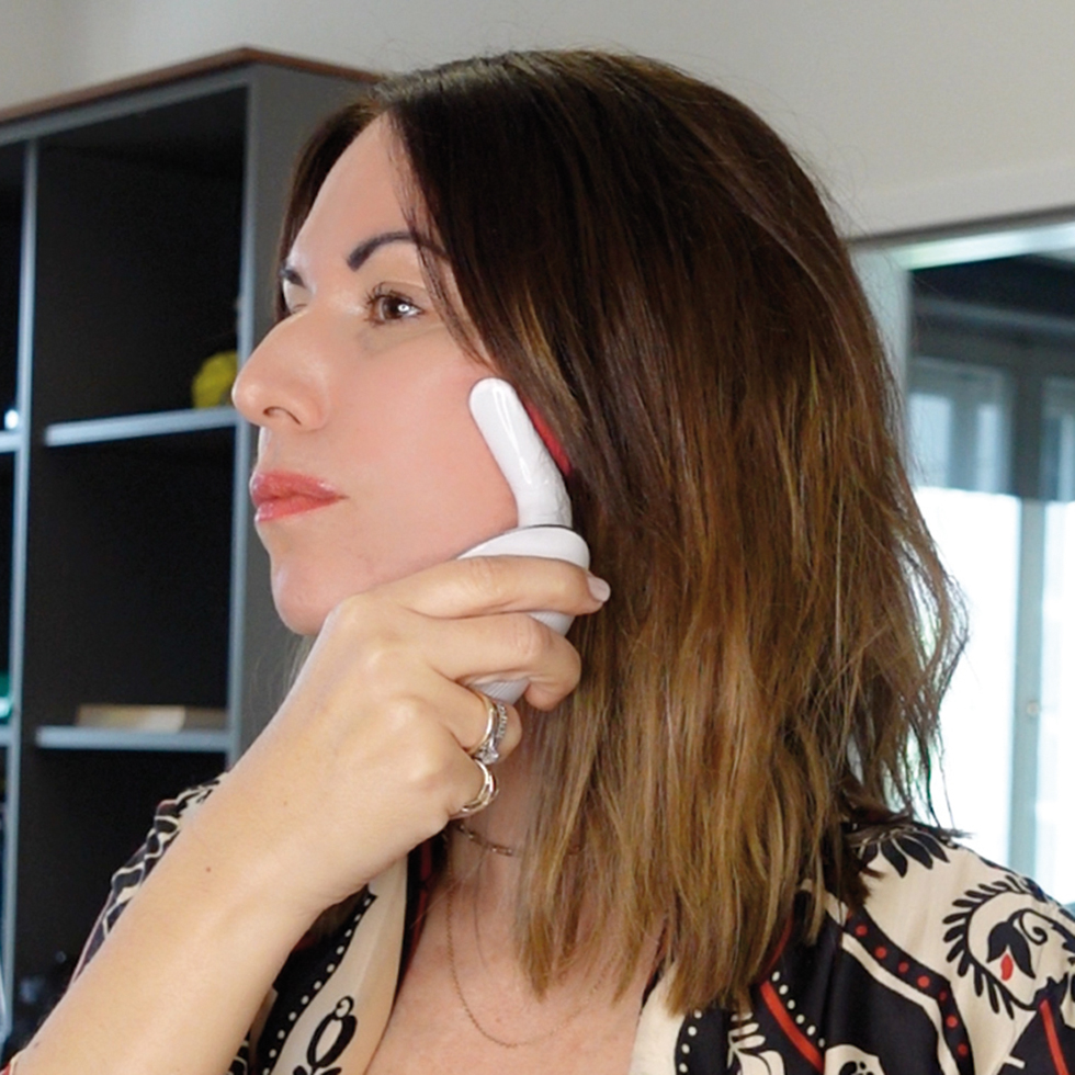 Yvonne Hölzl testet ein Gesichtsmassagegerät