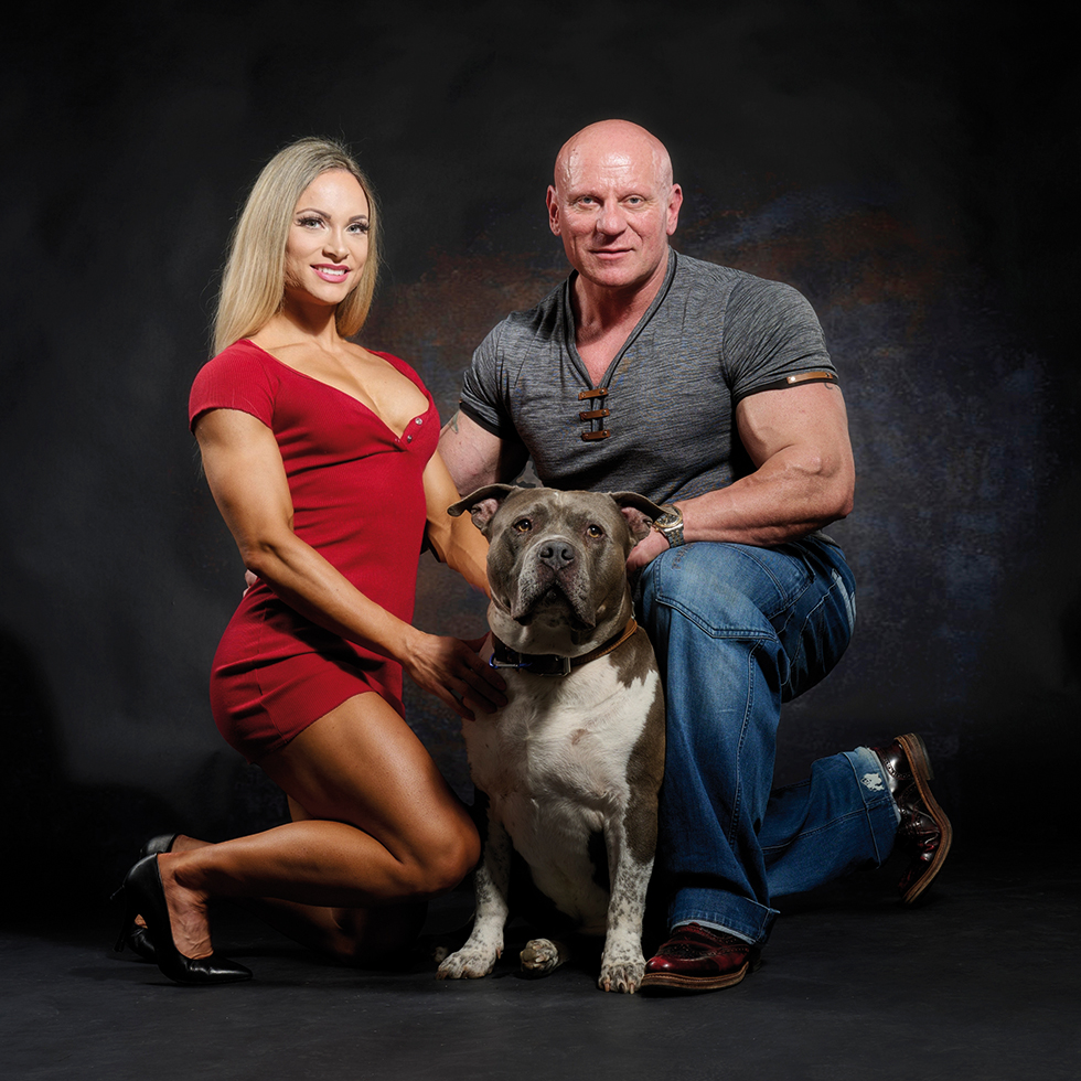Melanie Maurer mit ihrem Verlobten und Ex-Profi-Bodybuilder Martin Dudas und Hund Bully