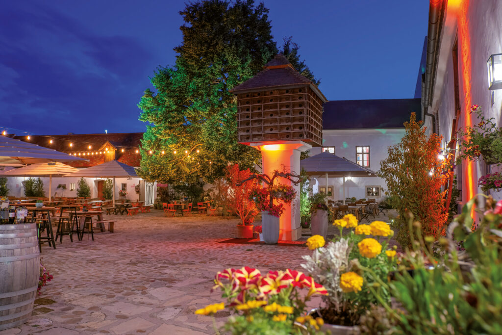 Im Sommer lädt der idyllische Arkadenhof ser Csello Mühle Oslip zum Verweilen ein.