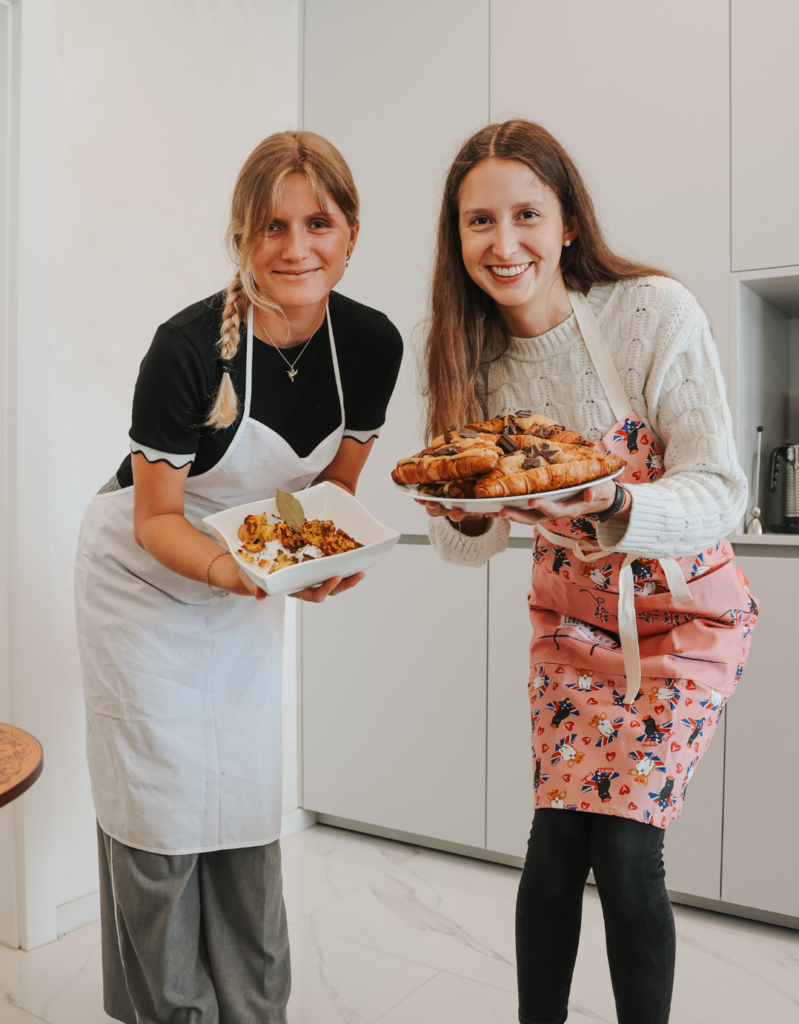 Social Media Managerin Ricarda Laner (links) und Genuss-Redakteurin Leonie Werus beim Test