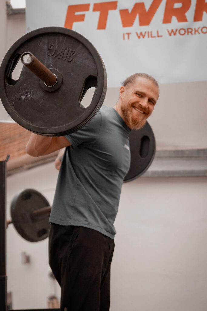 Fitnesscoach Laurin Müller beim Trainieren