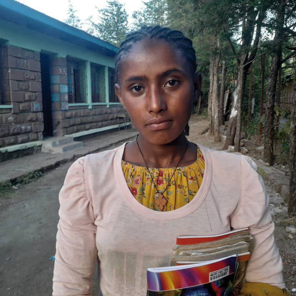 Afrikanisches Mädchen vor einem Bildungshaus für Mädchen in Lalibela