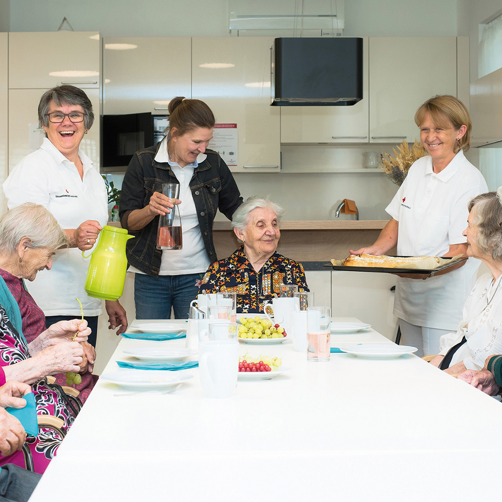 Wertvoll für beide Seiten. Zeit in Senior*innenzentren verbringen.