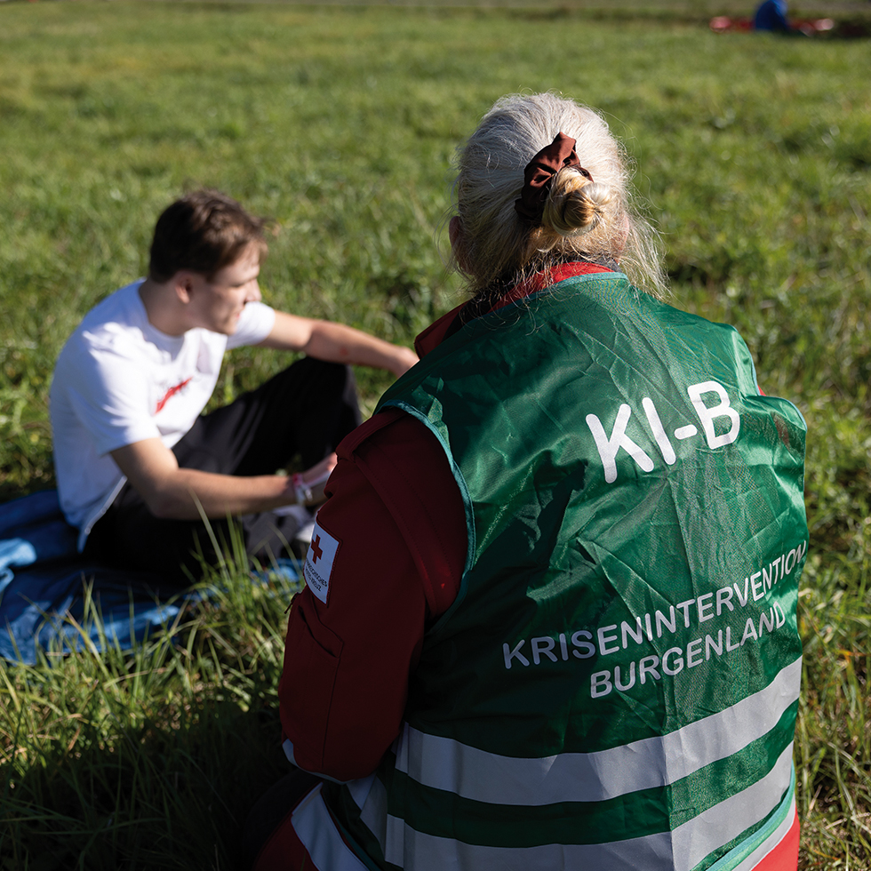 Krisenintervention. Nach schweren Unfällen und anderen traumatisierenden Situationen unterstützen speziell geschulte Ehrenamtliche.