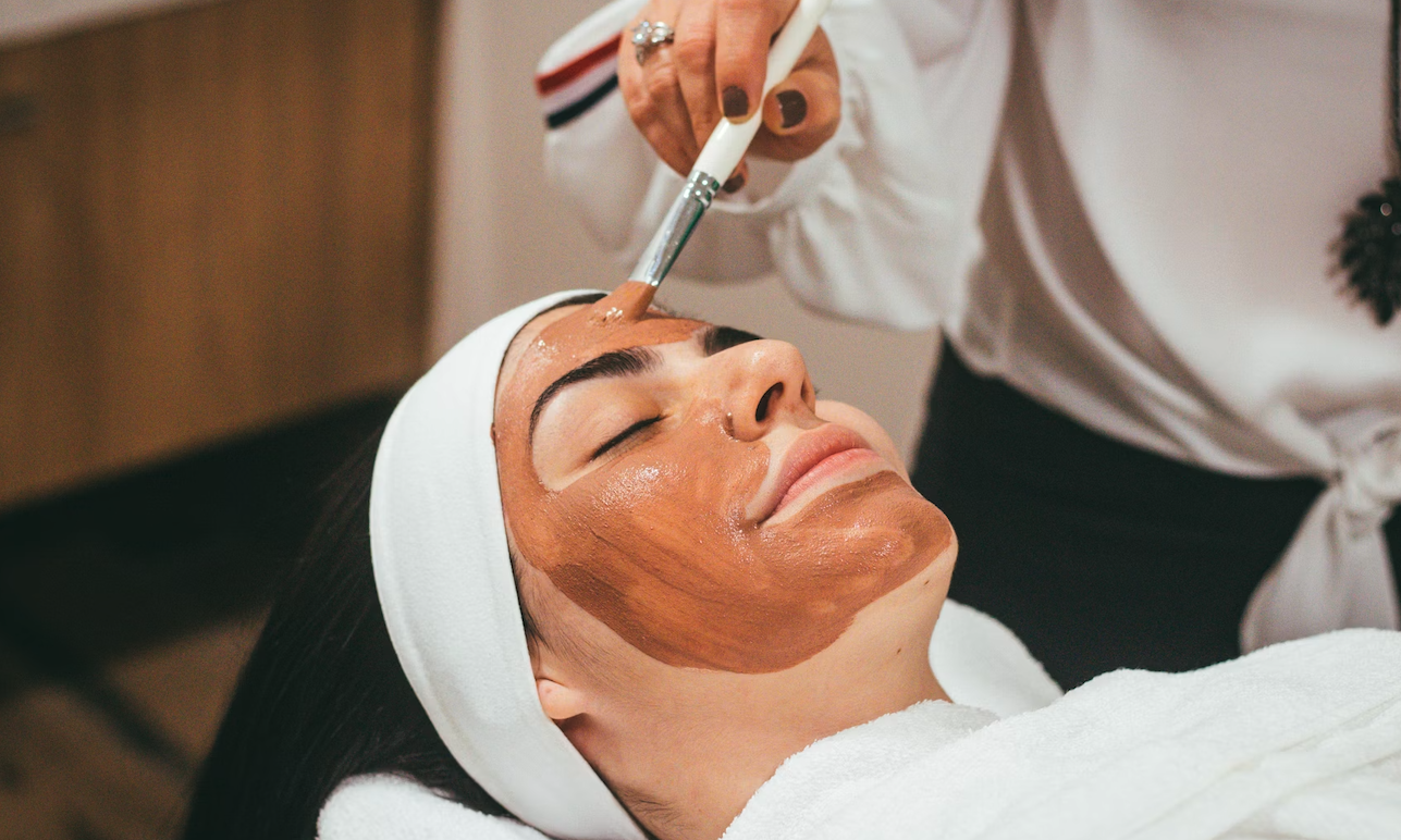 Frau bei Spa Treatment bekommt eine Maske