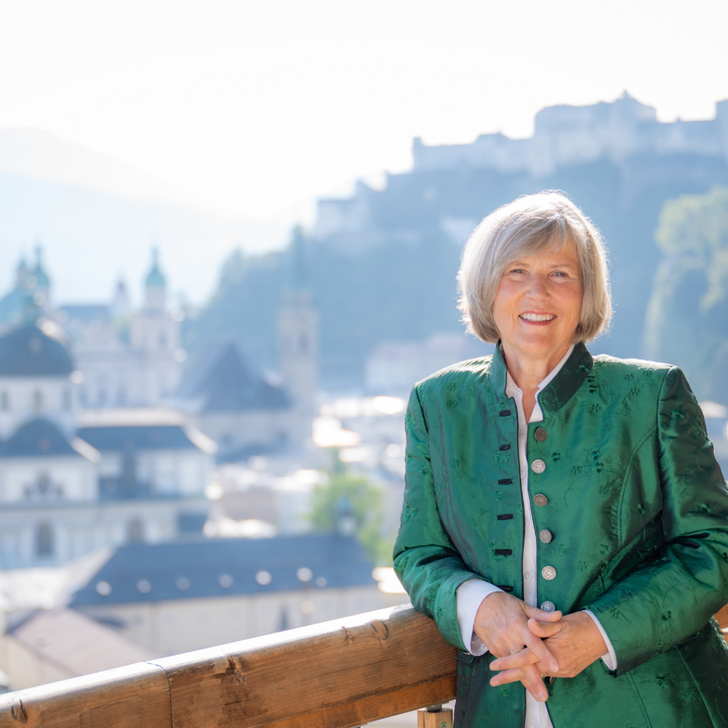 Sound of Music: Zu sehen ist Elisabeth von Trapp, vor der Festung Hohensalzburg