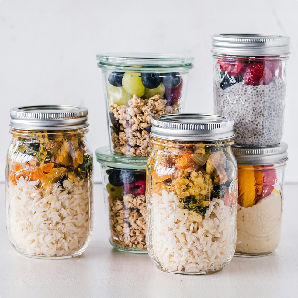 Meal Prep: Reis mit Gemüse im Glas, Müsli im Schraubglas mit Beeren, Chia im Schraubglas mit Himbeeren