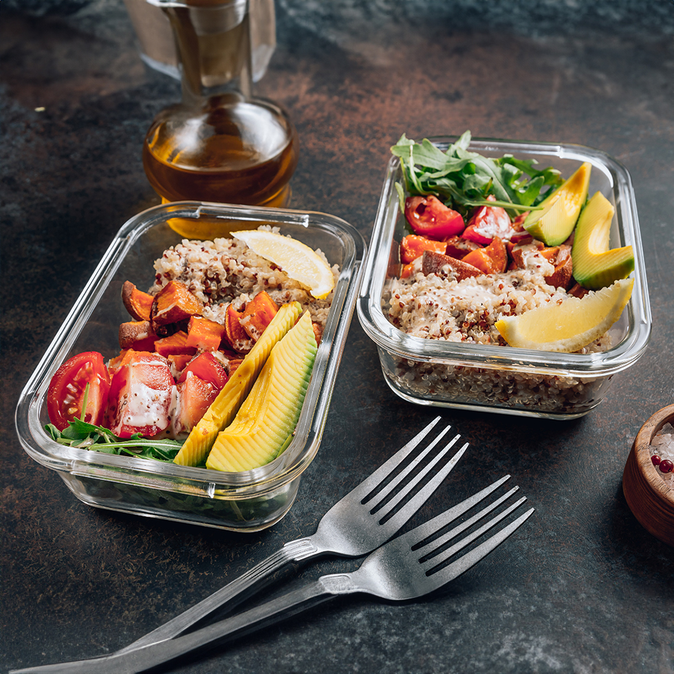 Meal Prep 2501 Quinoa mit Kuerbis, Avocado und Rucola-Salat mit Tomaten in Glas-Aufbewahrungs-Box