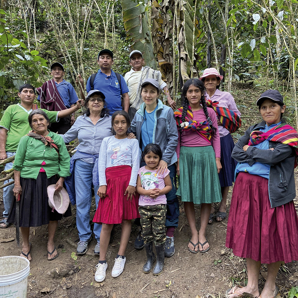 Anyela Olivera Torres de Spuller besucht Landwirtinnen von „Café Femenino“, die ausschließlich in Mischkulturen anbauen. Mit ihrer Marke „Punto Rojo“ möchte sie in Österreich Bewusstsein für den guten aromatischen Kaffee aus Peru schaffen.