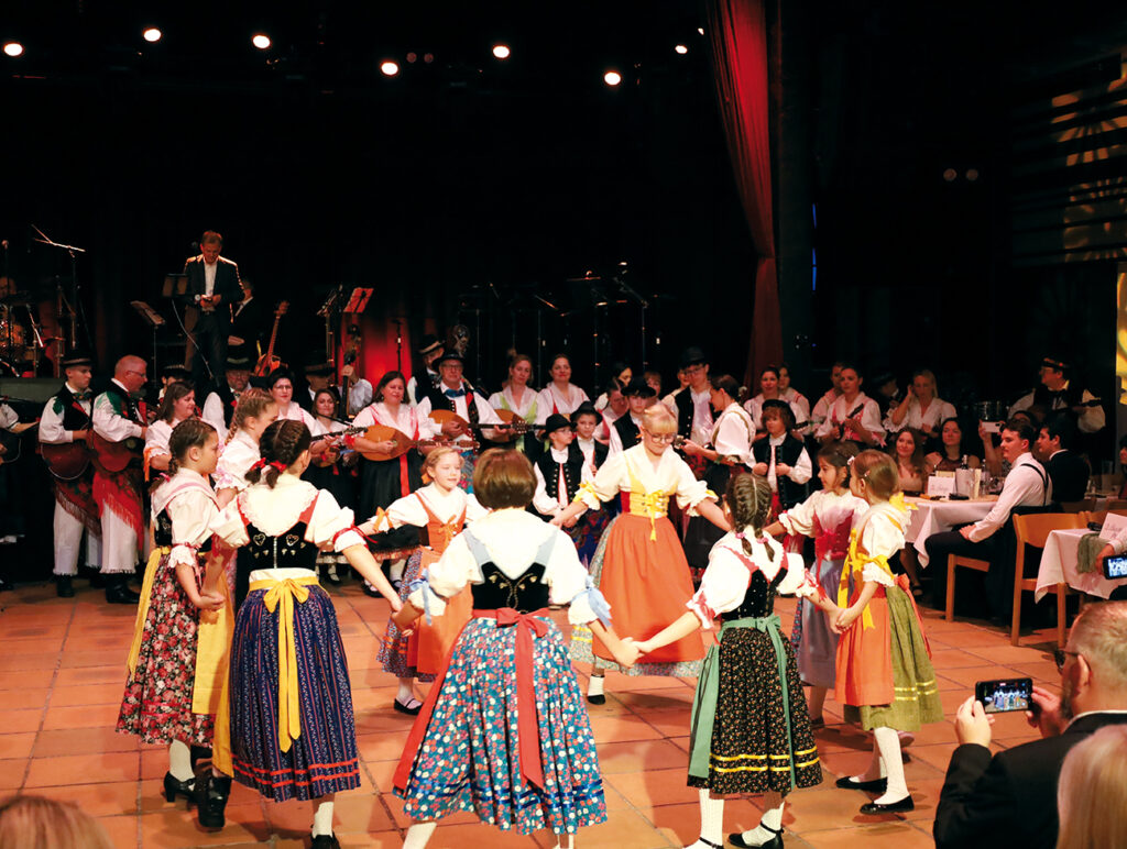 Obfrau des Monats: Seit gut 30 Jahren wird der Tamburica Ball in der Cselley Mühle Oslip gefeiert