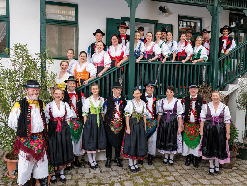 Obfrau des Monats: Die Tamburica Uzlop in Farbenpracht: Die Trachten werden nach historischen Originalfotografien für jedes einzelne Mitglied individuell angefertigt.