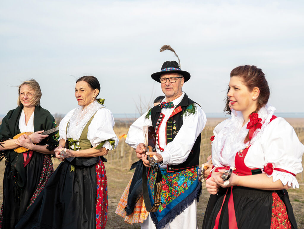 Obfrau des Monats: Die Tamburica Uzlop in Farbenpracht: Die Trachten werden nach historischen Originalfotografien für jedes einzelne Mitglied individuell angefertigt.