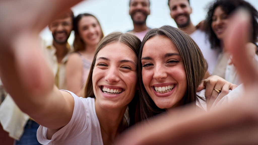 Freizeittipps im März: Junge Damen machen ein Selfie