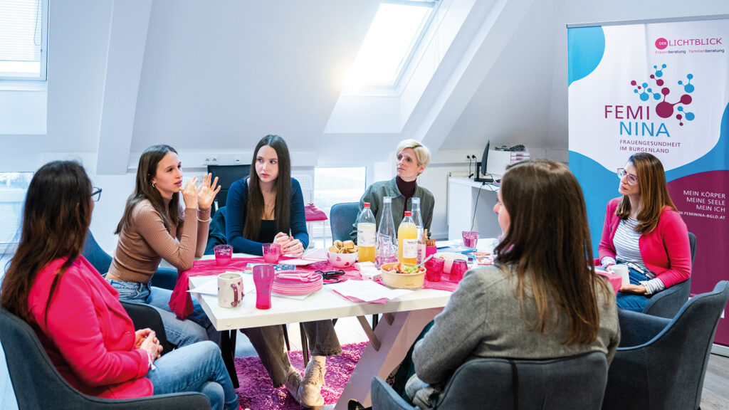 Talkrunde: Alle Frauen im Gespräch an einem Tisch in der Neusiedler Frauenberatungsstelle