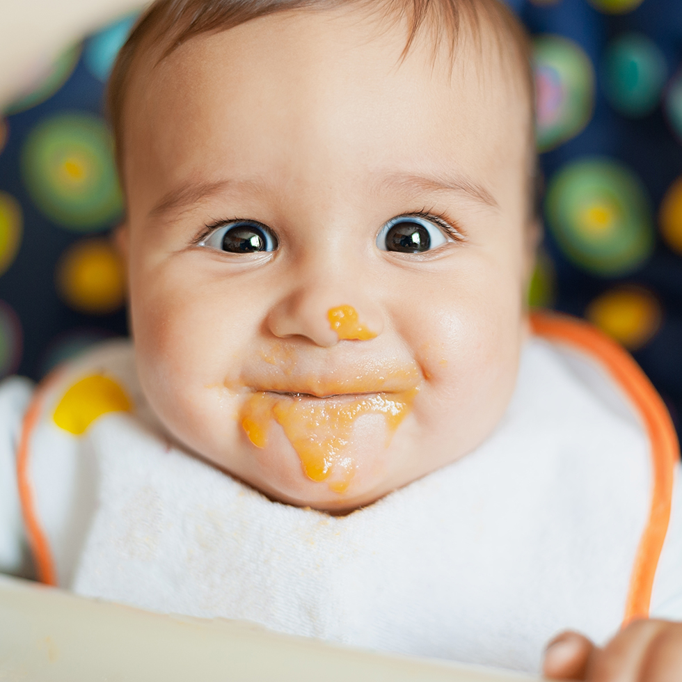 Mom Lifehacks: Baby mit Brei um den Mund und auf der Nase