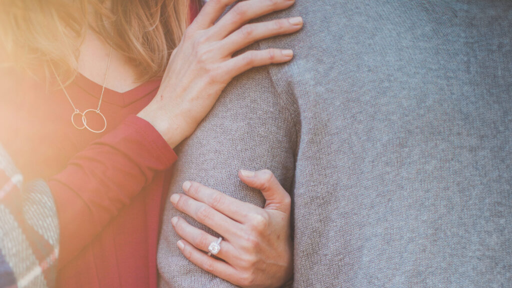 Mama-Rolle: Eine Frau hält sich am Arm eines Mannes fest