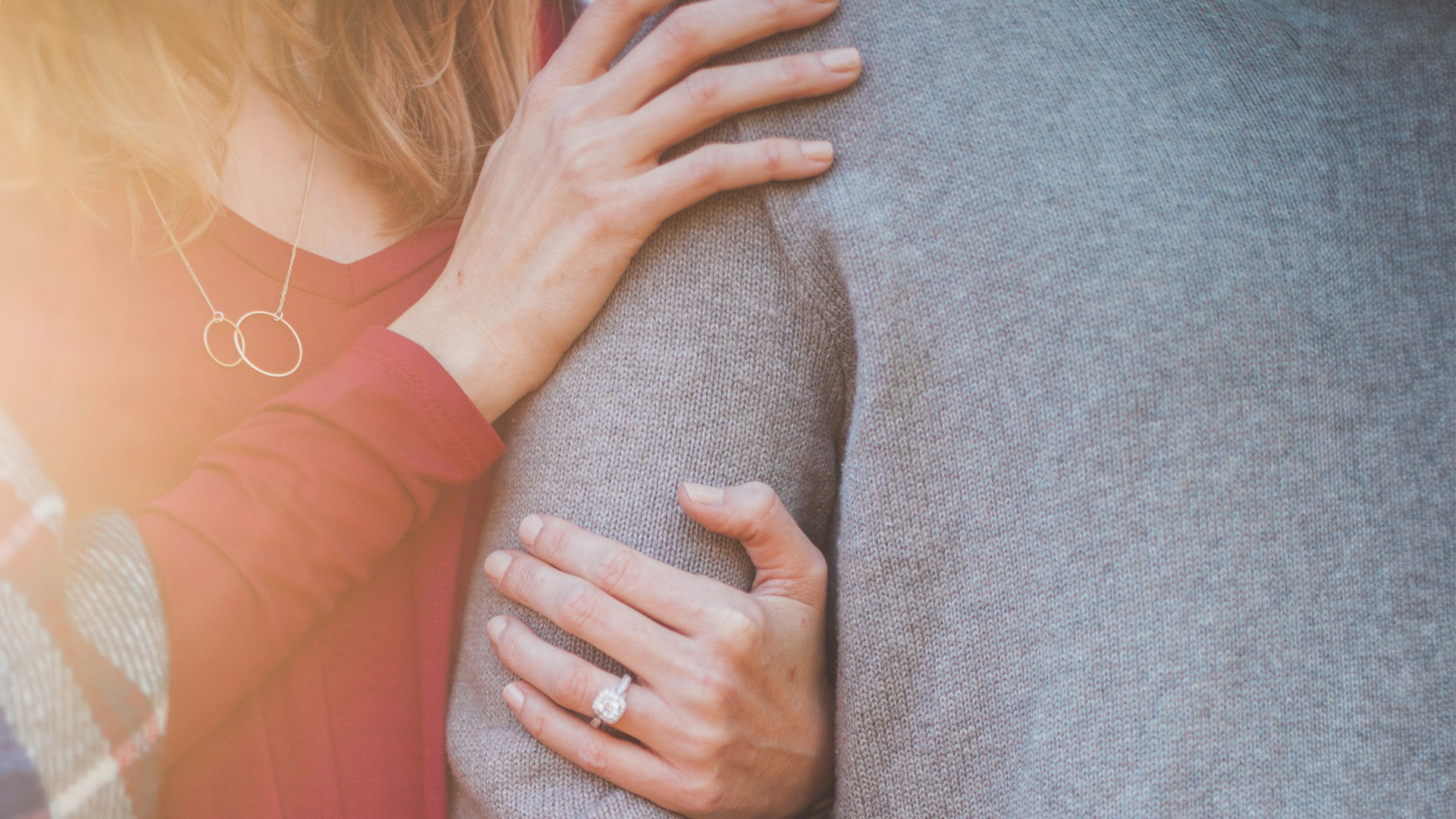 Mama-Rolle: Eine Frau hält sich am Arm eines Mannes fest