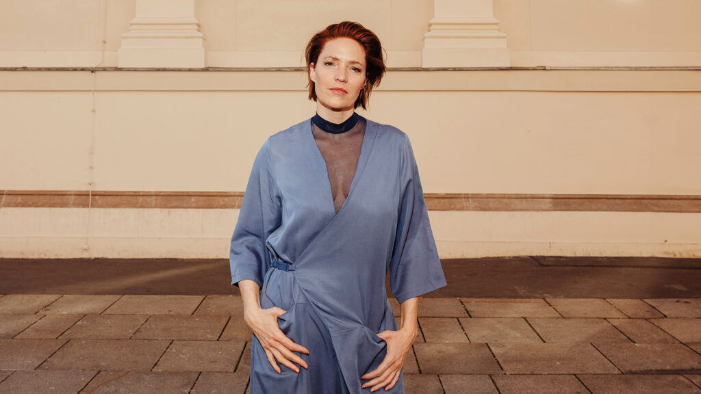 Patricia Aulitzky: rothaarige Frau in blauem Hosenanzug