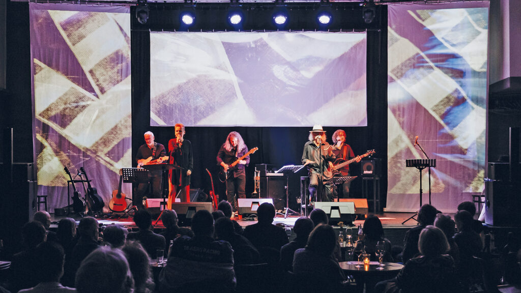 Kulturtipps: eine 5-köpfige Band auf einer Bühne mit sitzendem Publikum im Saal