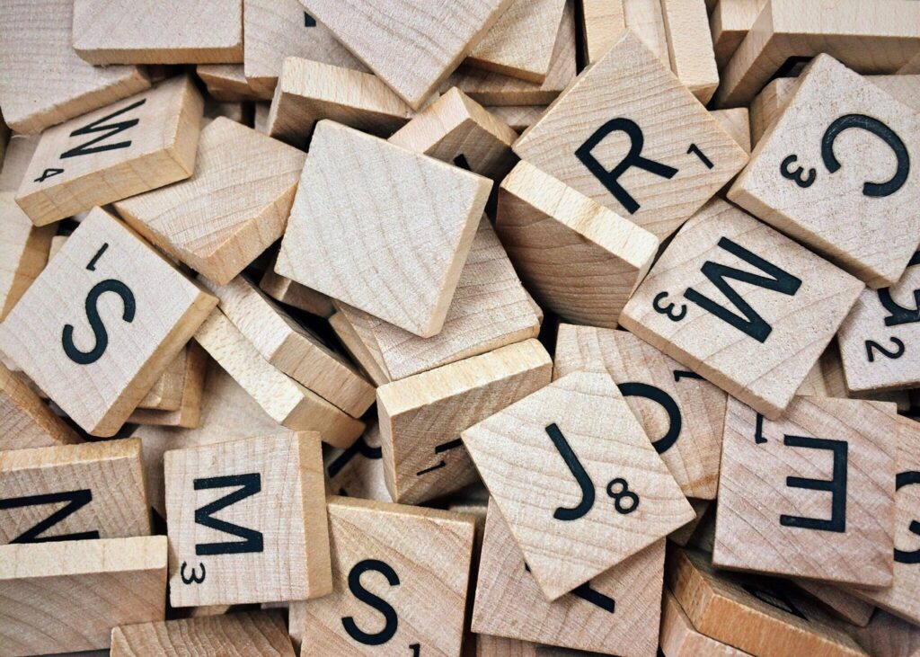 Gesprächskultur: Am Bild sind Holzplättchen mit Buchstaben drauf.