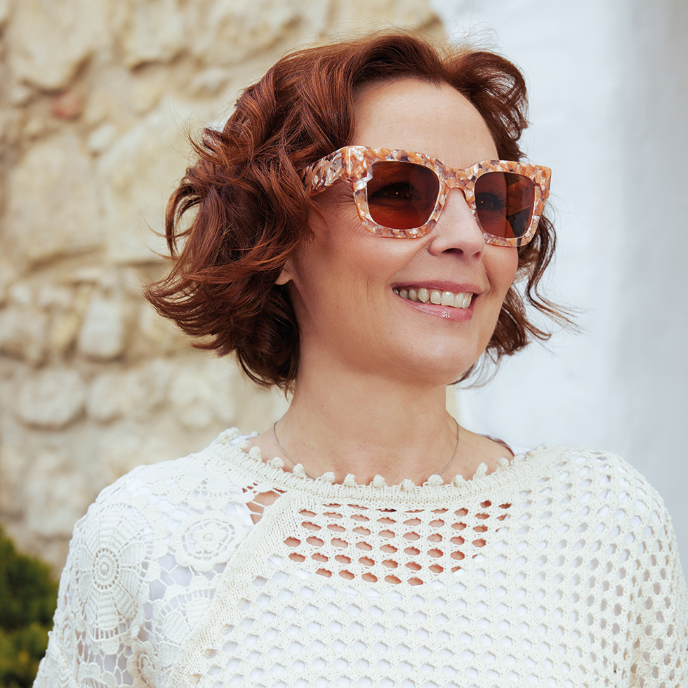 xxxxxx: Rothaarige Dame mit großer Sonnenbrille