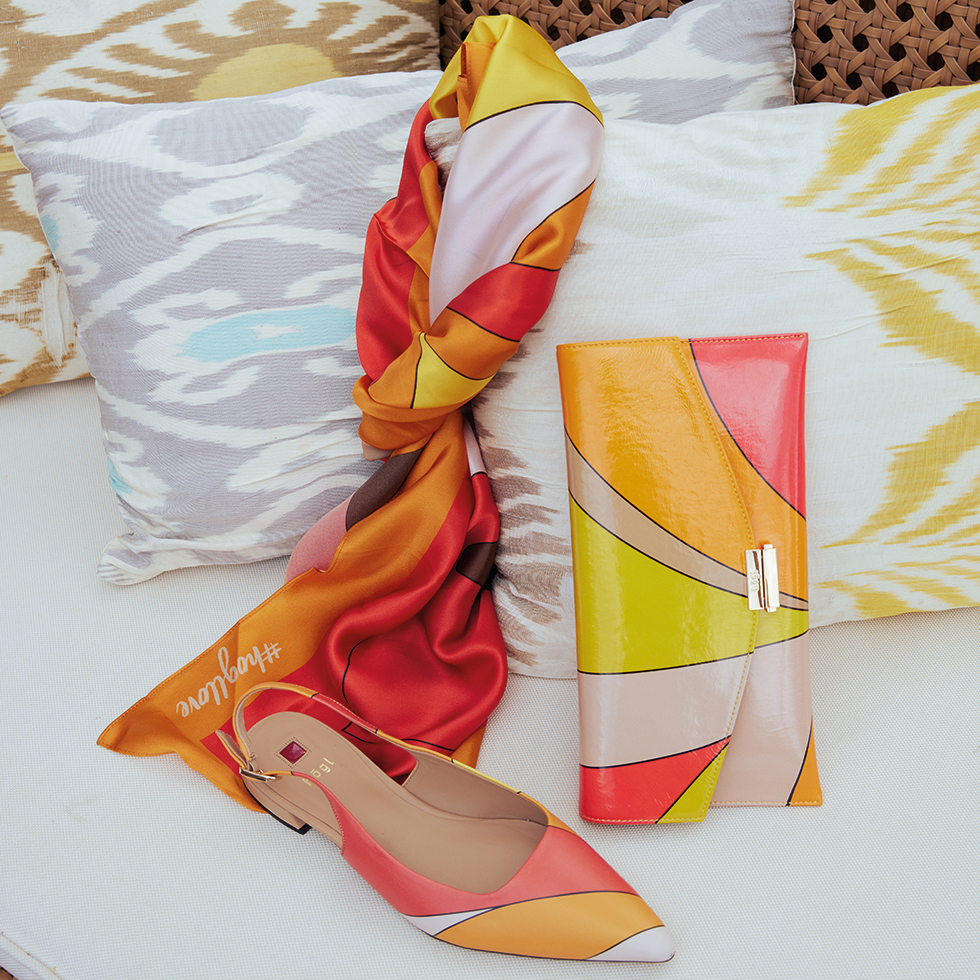 xxxxxx: Tuch, Clutch und Riemchenschuh in orange-pink-gelb-weiß-rot