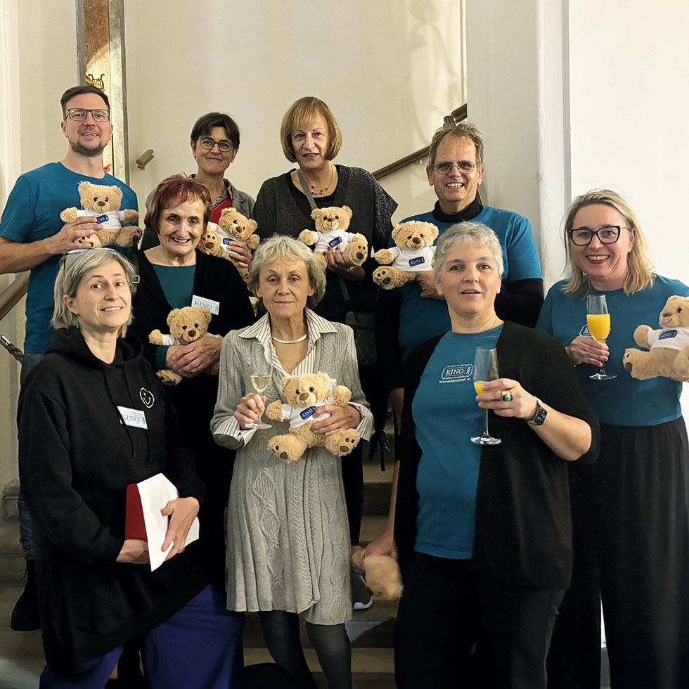 Kinoabend: 8 Frauen und ein Mann auf einer Schlosstreppe