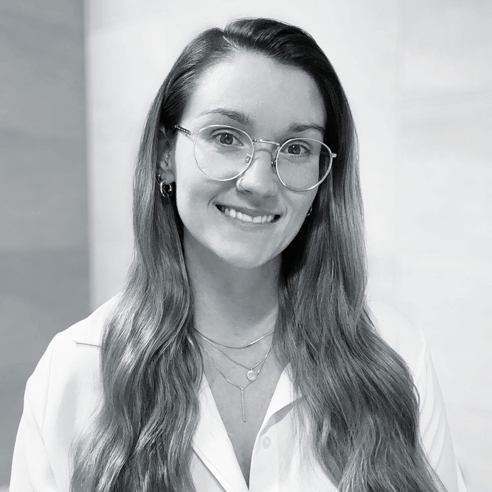 Studentin: sw-Portrait einer jungen Frau mit langen Haaren und Brille