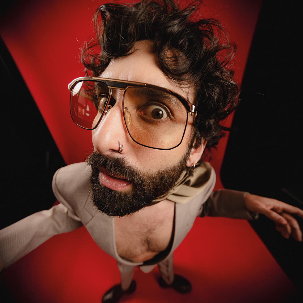 Tom Neuwirth: Fisheye-Foto von einem Mann mit großer Brille