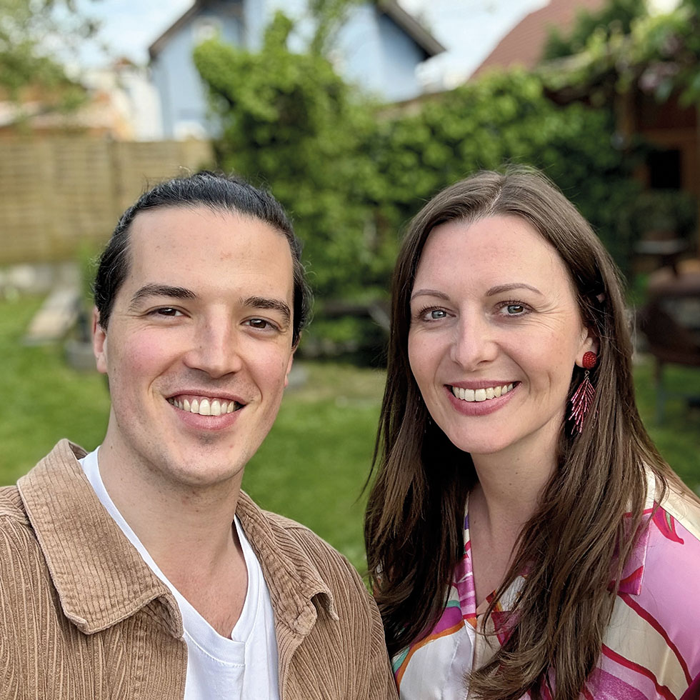 Paul Csitkovics: lachendes Selfie von einem Mann mit Pferdeschwanz und einer Frau mit langen offenen braunen Haaren