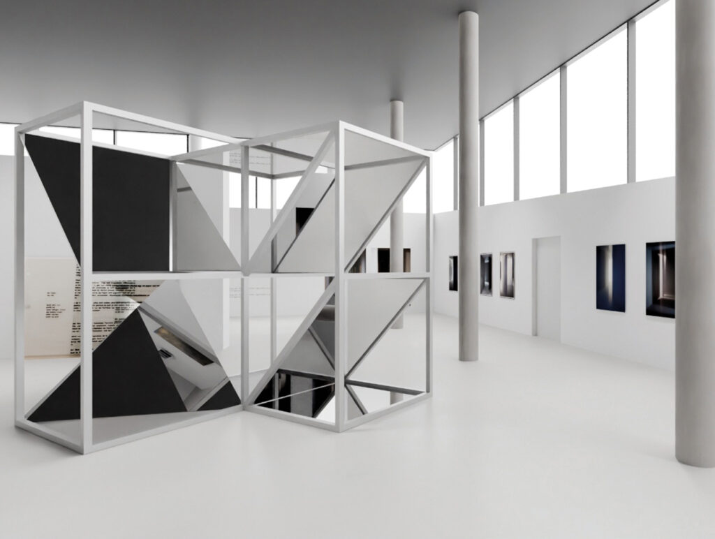 Weisser Ausstellungsraum mit Bildern
