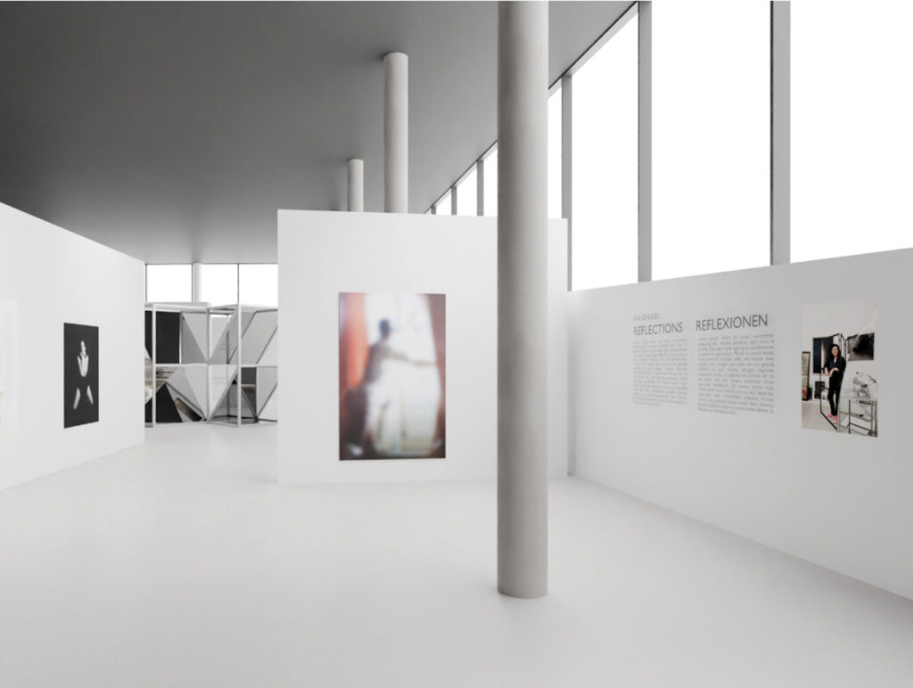 Weisser Ausstellungsraum mit Bildern und Schrift an der Wand