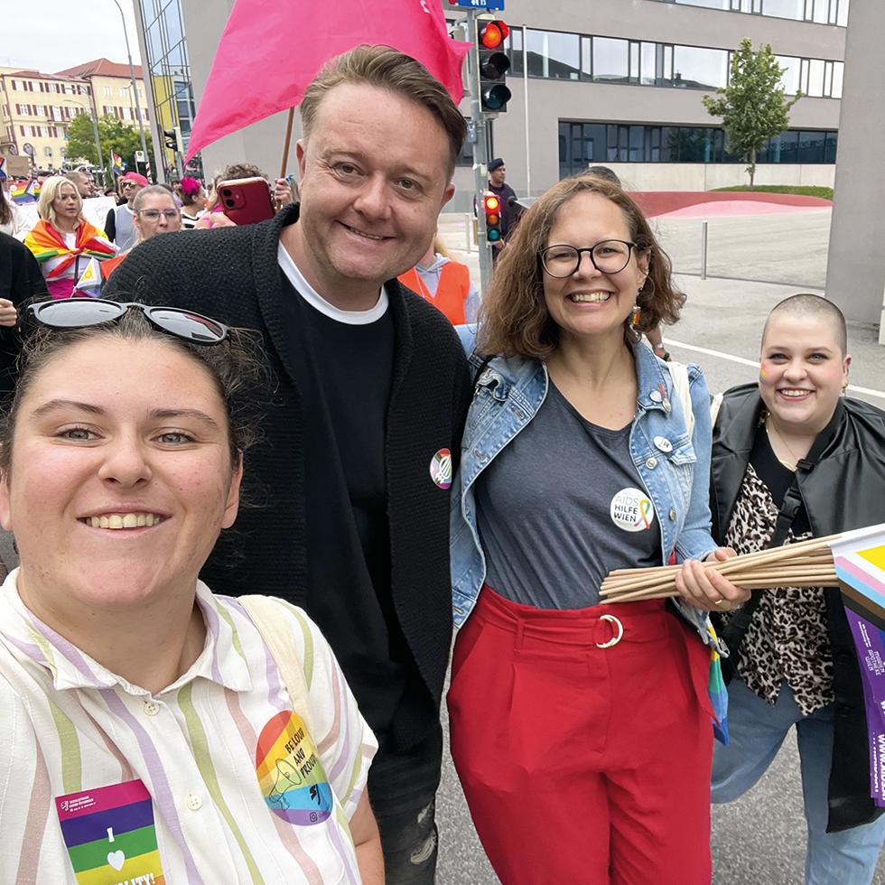 Pride: Selfie mit 3 Frauen und einem Mann bei Burgenland Pride