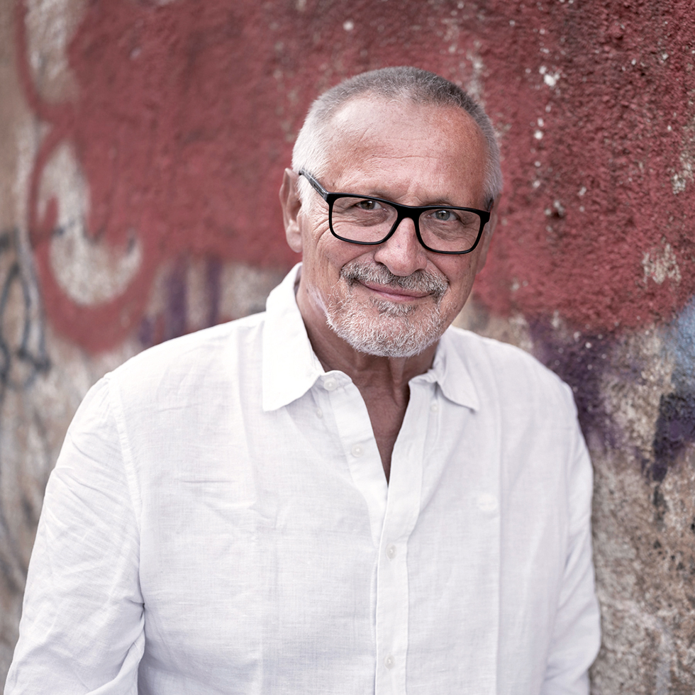 Event-Tipp im Sommer: Sänger Konstantin Wecker in weißem Hemd mit schwarzer Brille.
