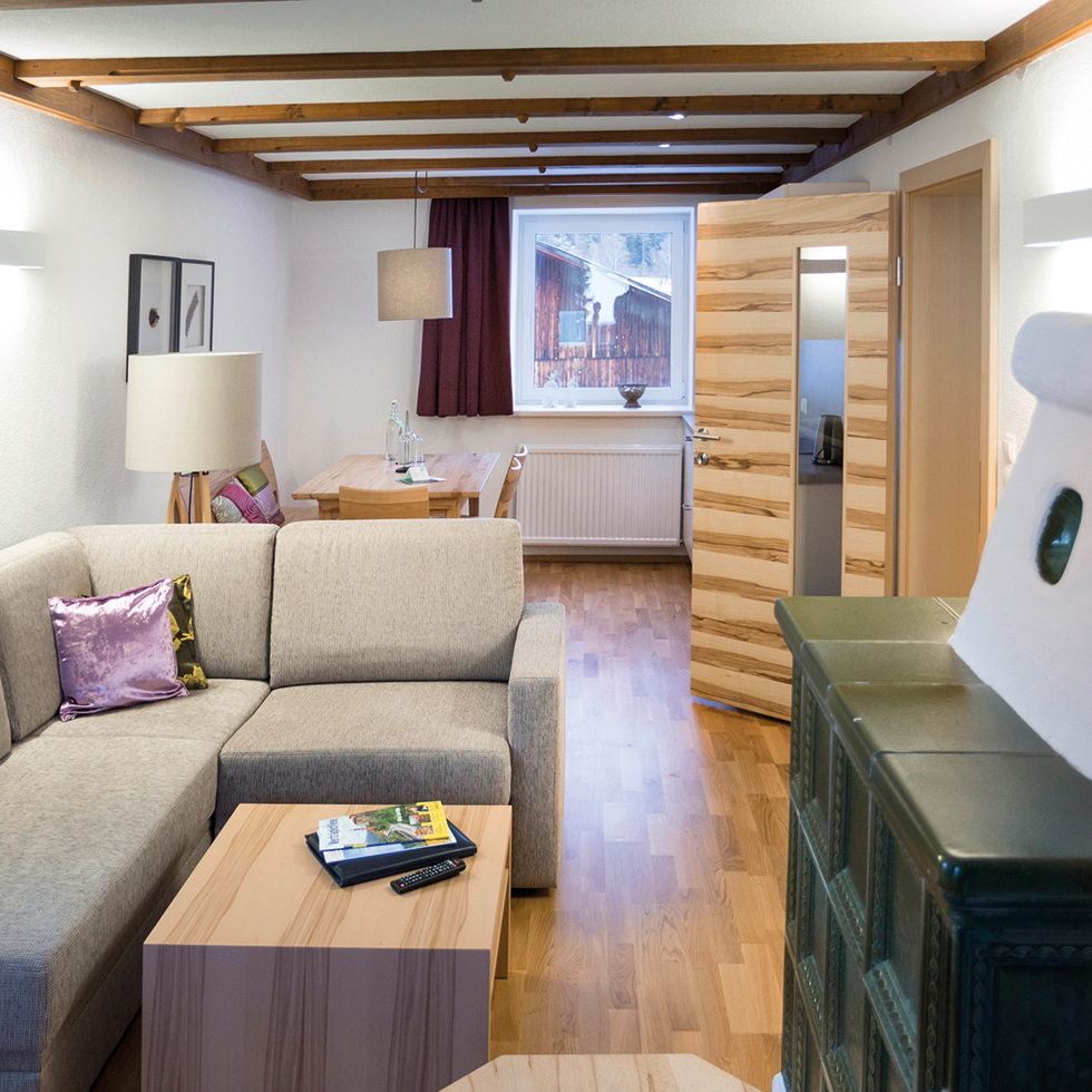 Hotel Stern: Hotelzimmer mit Lärchenholzmöbeln und grünem Kachelofen