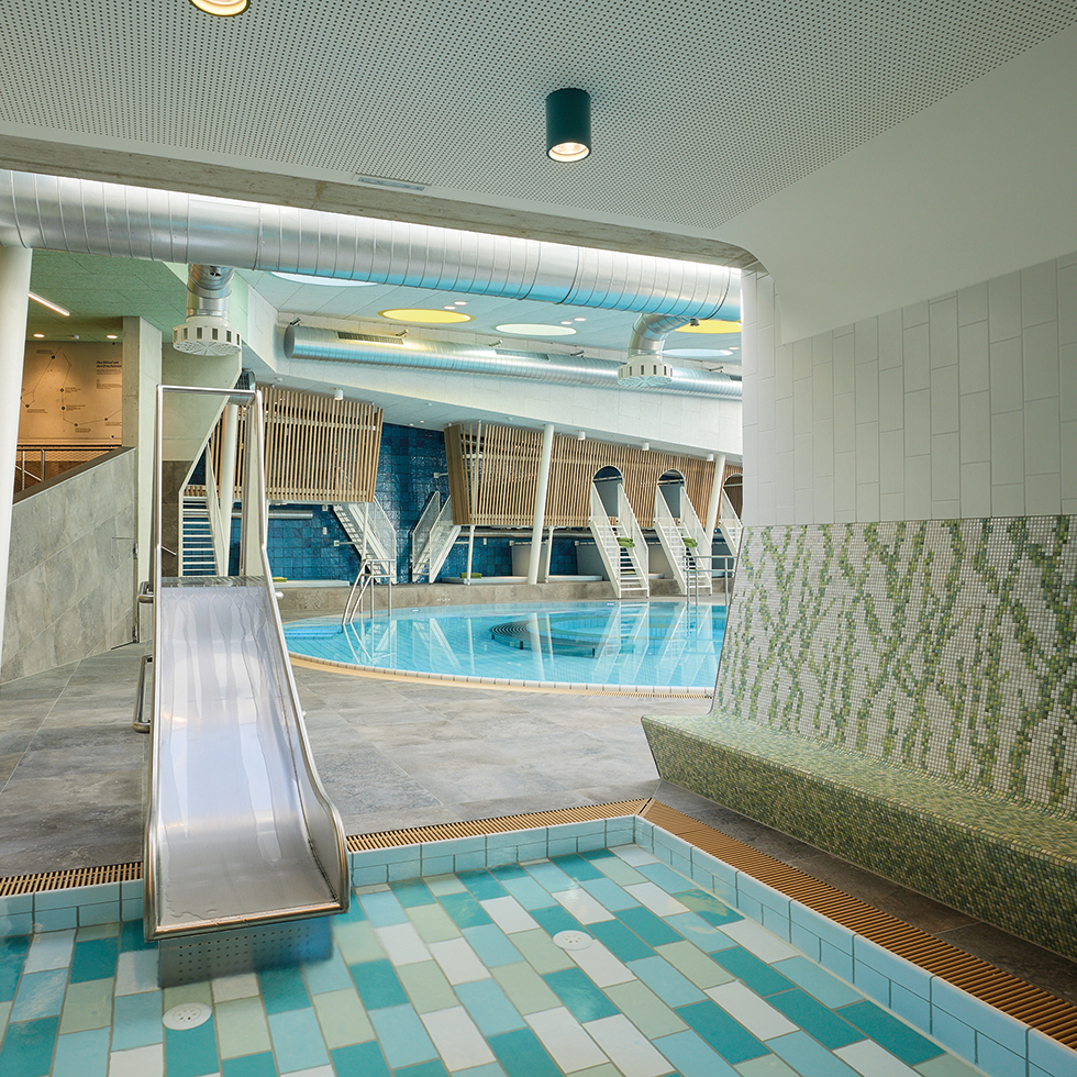 Hotel Stern: Öko-Hallenbad in türkis-grün mit Rutsche