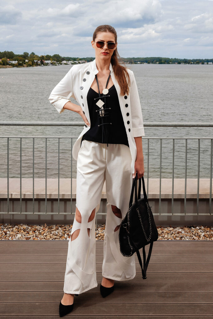 Sommermode: Dunkelhaarige Frau in weißem 2-Teiler mit Cut-outs.