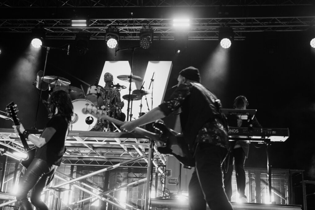schwarz-weiss-bild von einer Band in Action