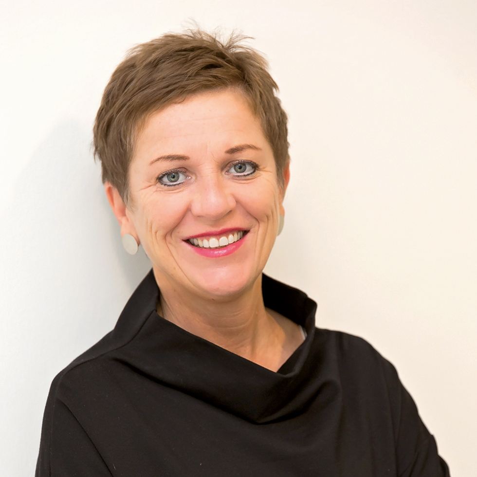 Top 100: Portrait einer Frau mit kurzen braunen Haaren