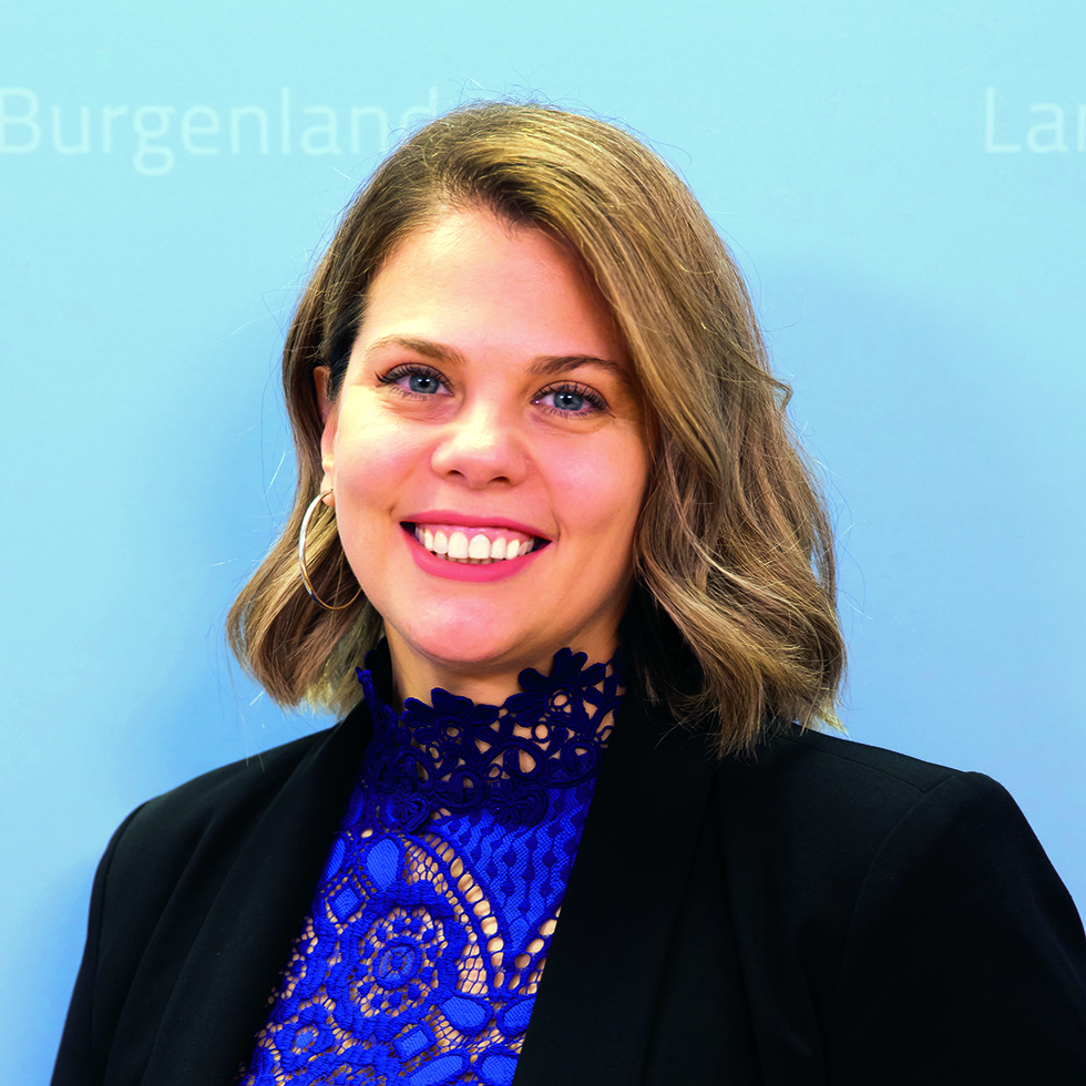 Top 100: Portrait einer blonden Frau mit blauem Spitzentop