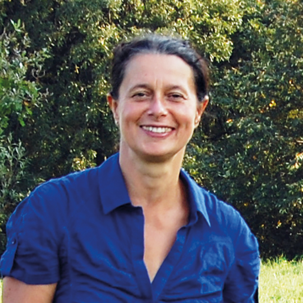 Top 100: Portrait einer dunkelhaarigen Frau mit blauer Bluse