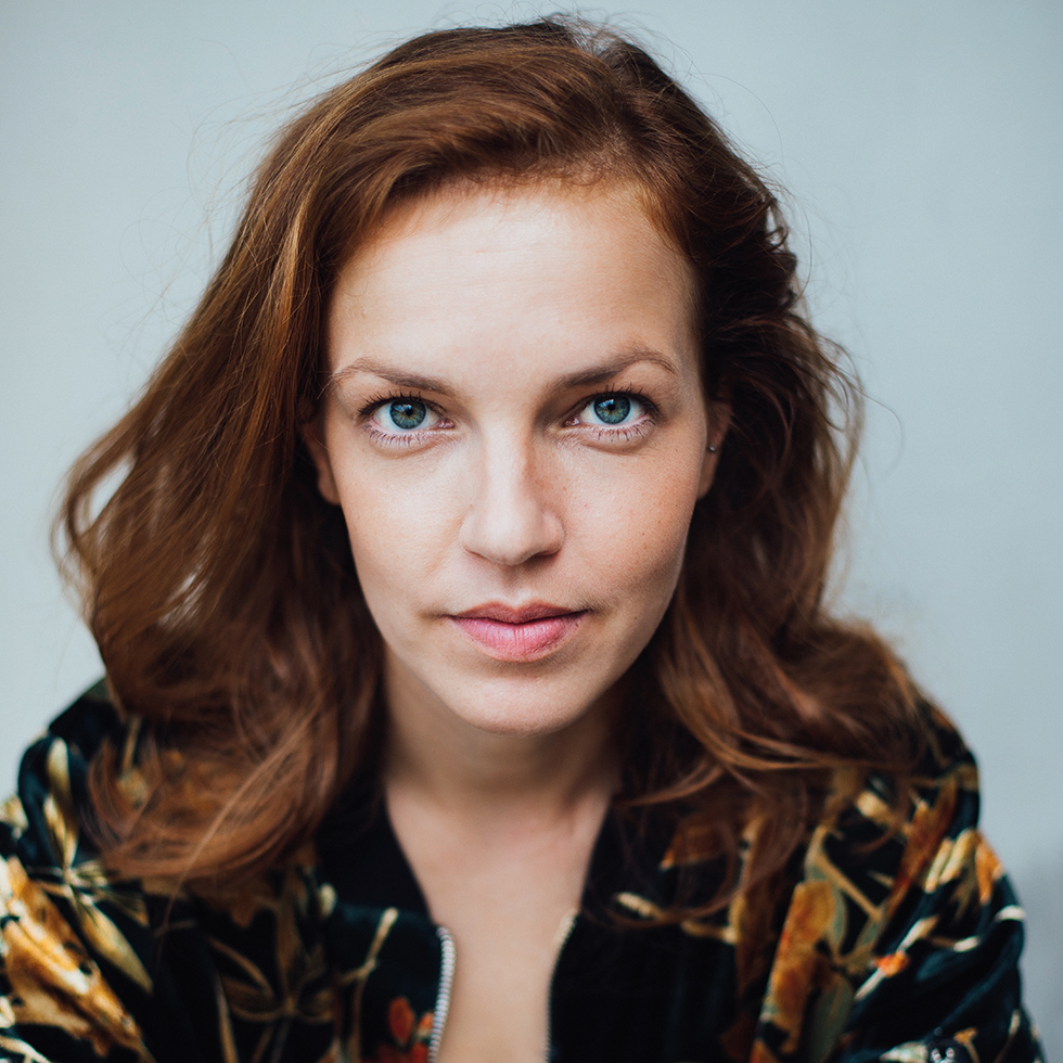 Lisa Weidenmueller: Portrait einer hübschen jungen Dame mit roten Haaren