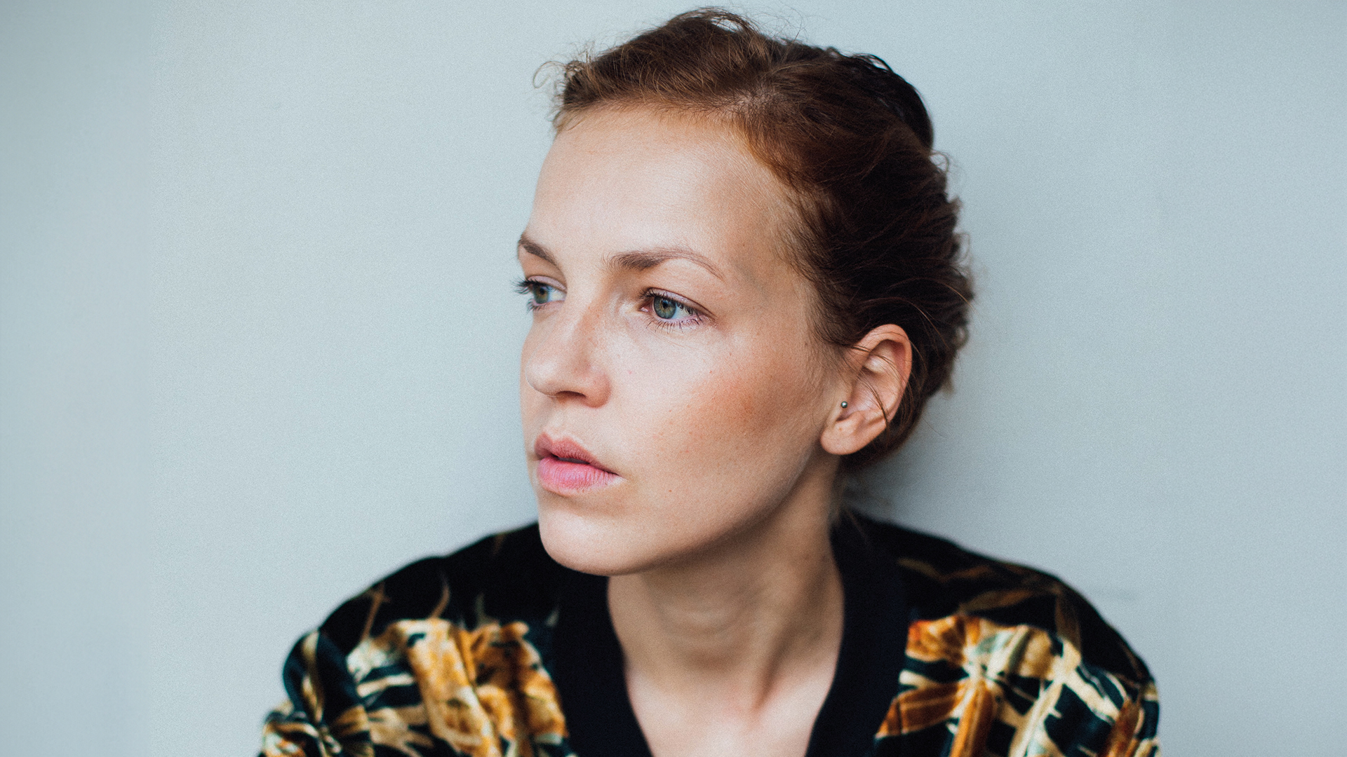 Lisa Weidenmüller: Junge rothaarige Frau im Seitenportrait