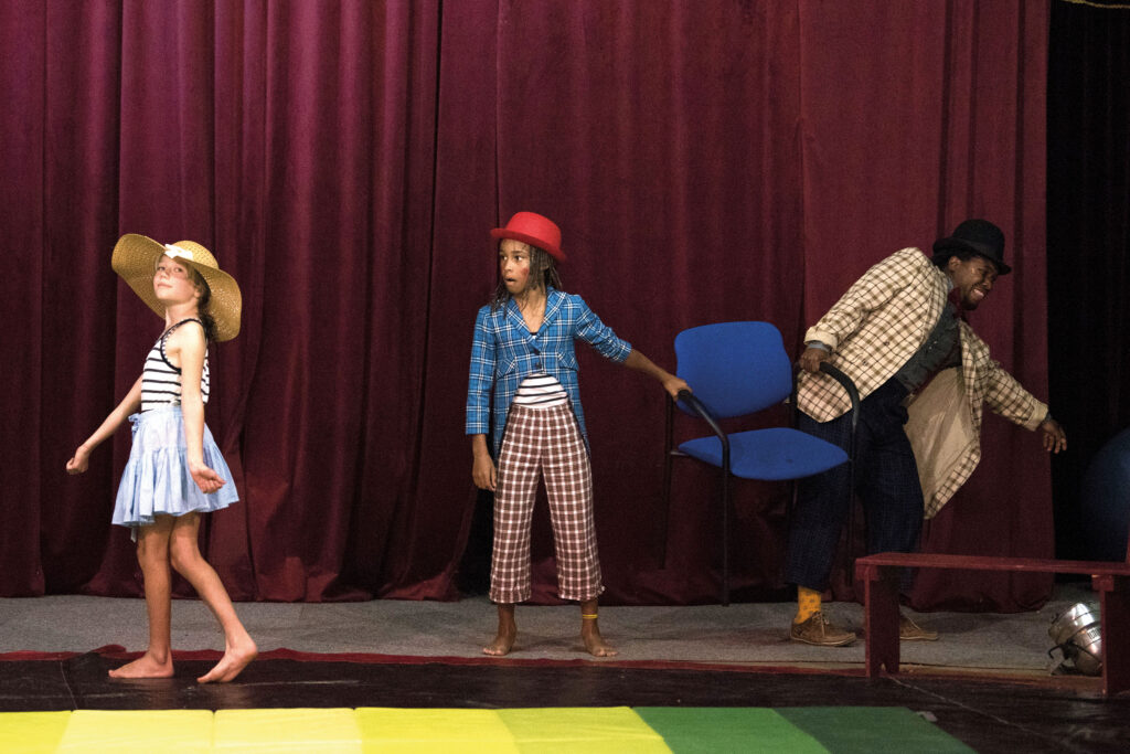 Cirsusglück: 2 Kinder und ein Mann spielen Theater auf einer Zirkusbühne