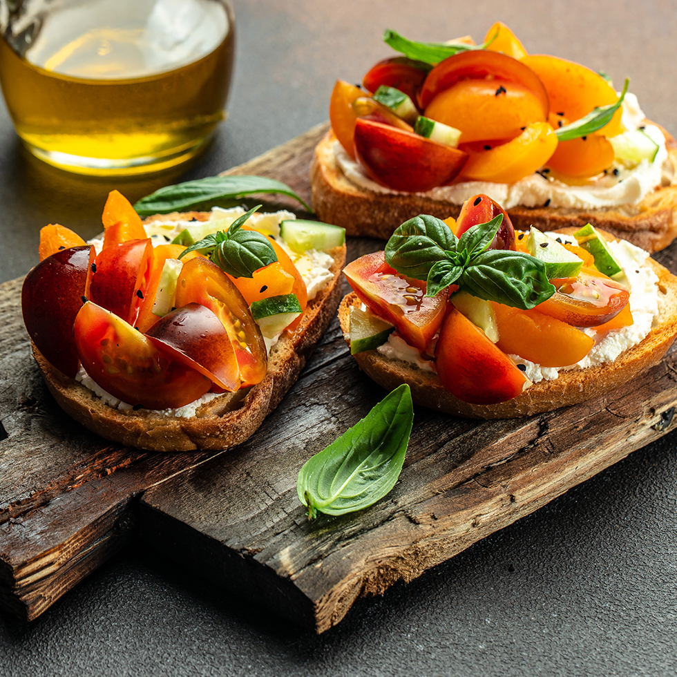 Sommerrezepte: Bruschette mit Tomaten und Pfirsich