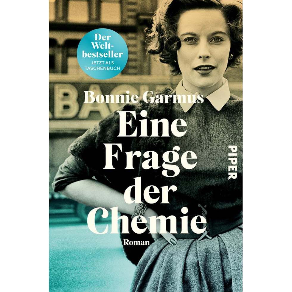 Buchtipp: Buchcover – Frau in sw mit Hand in der Hüfte mit gelb-zu-blauem Farbverlauf darüber