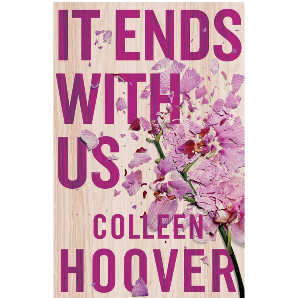 Buchcover, pinke Schrift "it ends with us" von Colleen Hoover mit zerbröselter Orchideen-Blüte in rosa