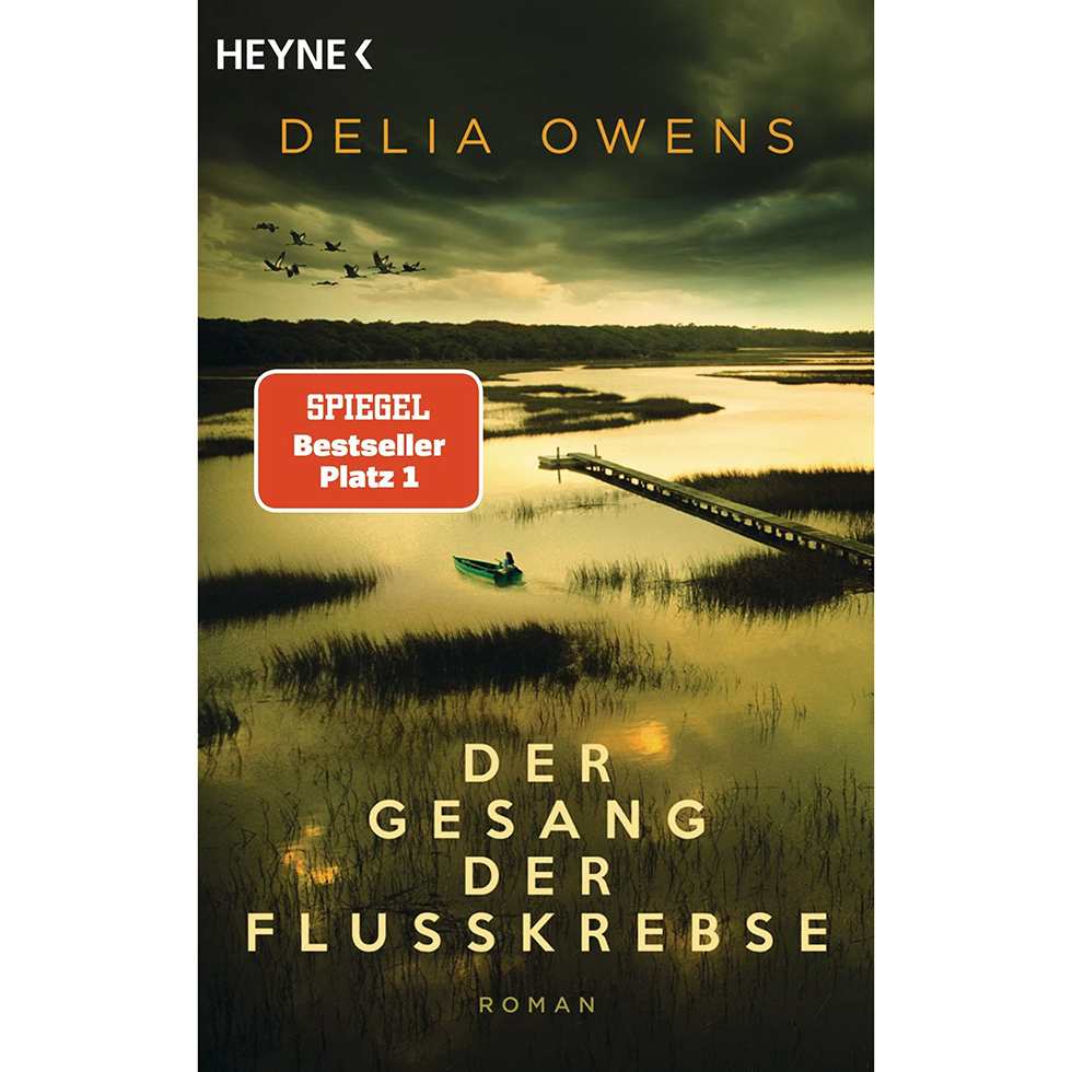 Buchtipp: Buchcover mit einem kleinen Boot, das von einer Frau durch Marschlandschaft gesteuert wird