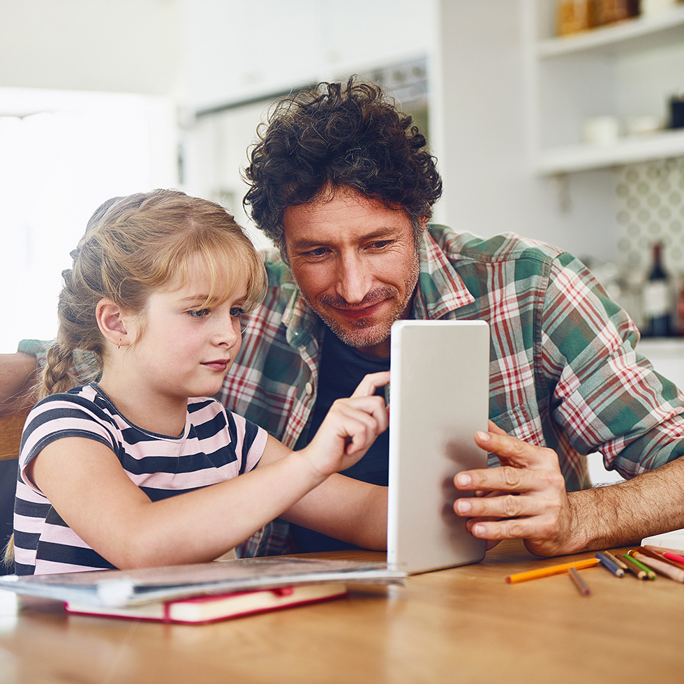 Zuhause: Vater und Tochter mit Tablet für Hausaufgaben oder zum Lesen mit E-Learning – für die kindliche Entwicklung, Wissen und Wachstum. Mann und Kind beim gemeinsamen Lernen mit Unterstützung durch das Internet – für den Heimunterricht.“